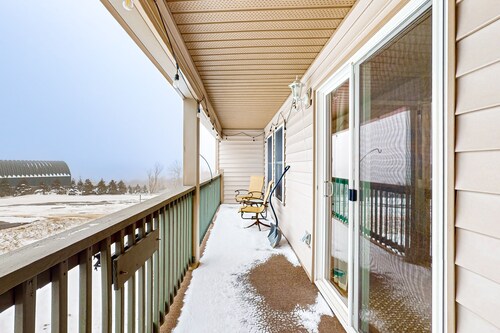 Cozy 2BR Condo with Ski Slope View, Pool, Hot tub, Gym, and game room