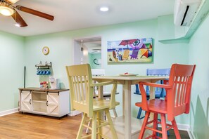 Dining - Walk to Shore: Atlantic Beach Condo w/ Pool Access (Atlantic Beach)