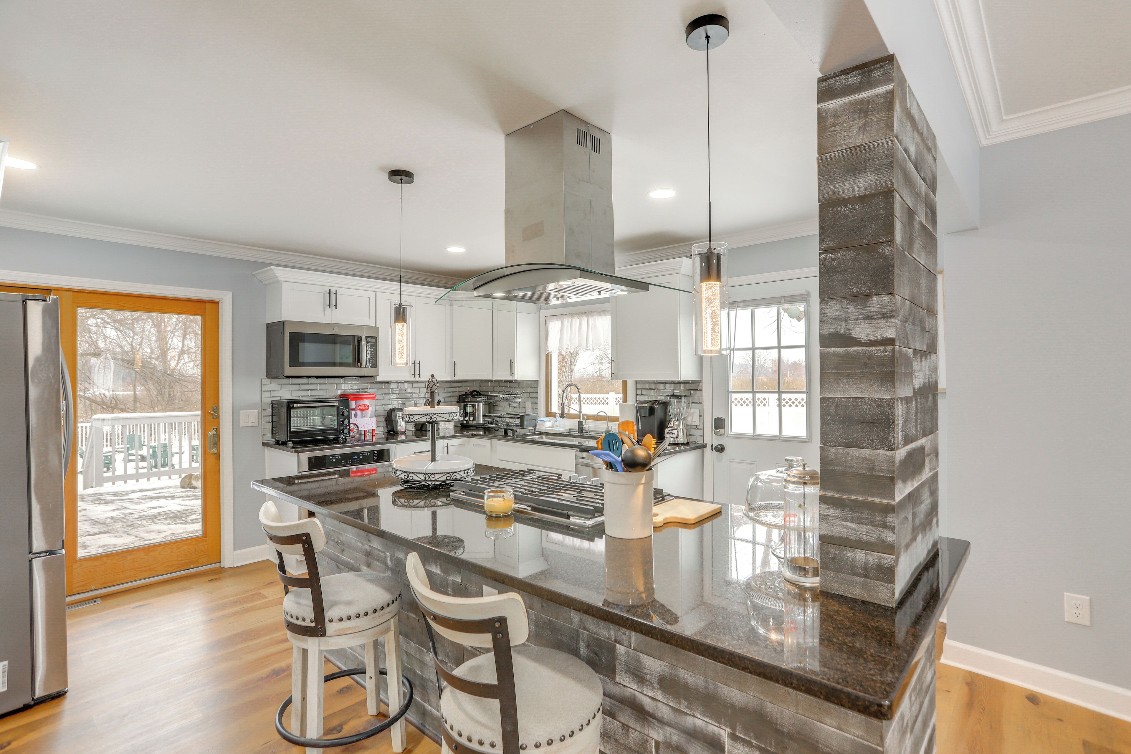 Kühlschrank, Mikrowelle, Herdplatte, Geschirrspüler