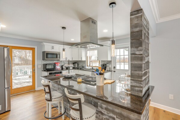 Fridge, microwave, stovetop, dishwasher