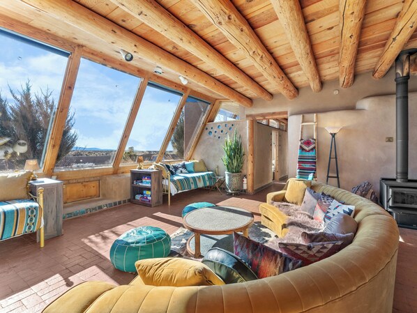 Living area - Earthship Sanctuary and Spa with Panoramic Mesa Views (Taos County)