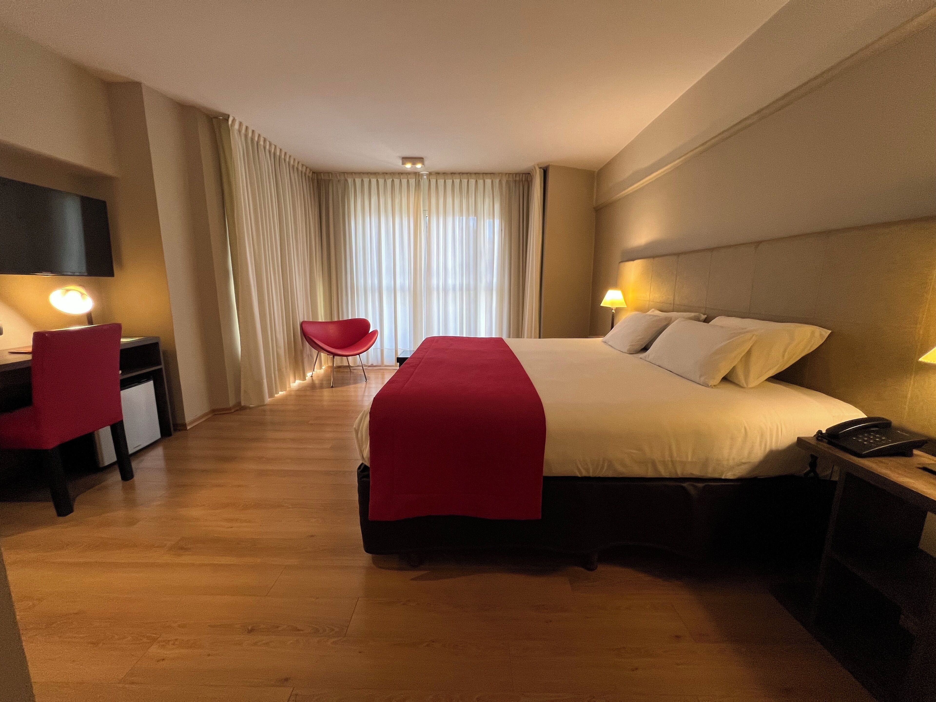 Kamar Double Superior | Brankas, ruang kerja ramah laptop, tirai kedap cahaya, dan kedap suara