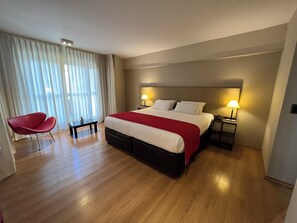 Kamar Double Superior | Brankas, ruang kerja ramah laptop, tirai kedap cahaya, dan kedap suara