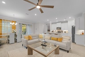 Smart TV - Luxurious 3-Bedroom Home with Private Pool in Naples’ Exclusive Tamarindo (Naples)