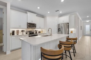 Microwave, oven, stovetop, dishwasher - Luxurious 3-Bedroom Home with Private Pool in Naples’ Exclusive Tamarindo (Naples)