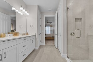 Dusj, hårføner, håndklær og såpe
