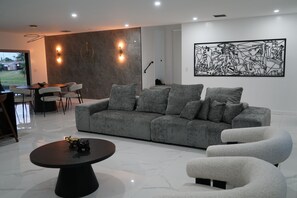 Interior - Spacious 4-bedroom house in Miami with Hot Tub, Lake, Kayaks, and Pool table (Miami)