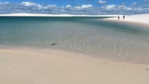 Una playa con aguas turquesas cristalinas y arena blanca.