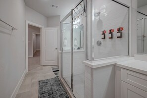 Hair dryer, towels - Cozier Oak • NRG, Med Ctr & DTWN (Houston)