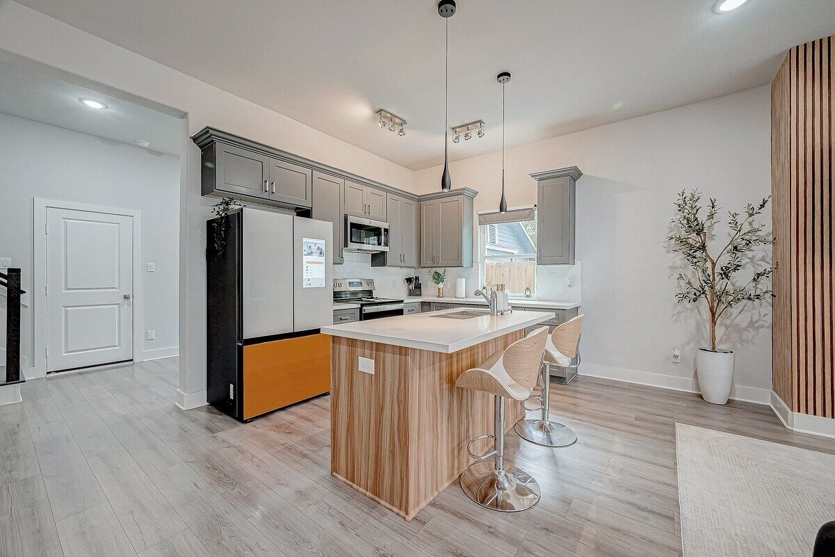 Frigorifero, microonde, forno, piano cottura