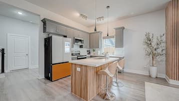 Frigorifero, microonde, forno, piano cottura