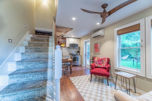 Cozy & Quiet Retreat ~ Walk to SoCo and Town Lake!