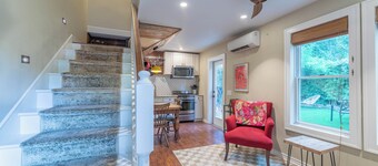 Cozy & Quiet Retreat ~ Walk to SoCo and Town Lake!