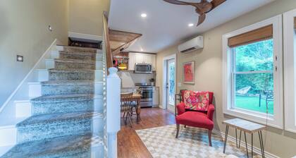 Cozy & Quiet Retreat ~ Walk to SoCo and Town Lake!