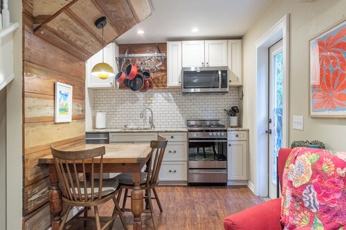 Cozy & Quiet Retreat ~ Walk to SoCo and Town Lake!