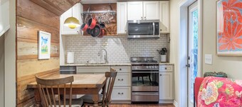 Cozy & Quiet Retreat ~ Walk to SoCo and Town Lake!