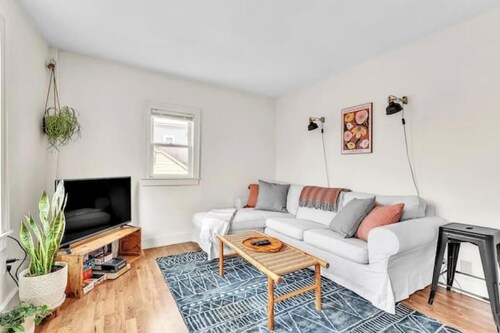 Little City Brick Apartment B - cozy, 2nd floor apartment in downtown Vergennes