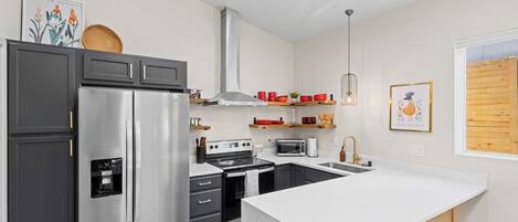 Kühlschrank, Mikrowelle, Ofen, Herdplatte