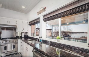 Microwave, oven, stovetop, dishwasher - Welcoming 5-bedroom lakefront house with WiFi in charming Big Lake (Wasilla)