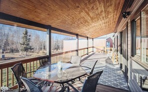 Outdoor dining - Welcoming 5-bedroom lakefront house with WiFi in charming Big Lake (Wasilla)