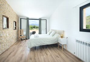 3 bedrooms, in-room safe, iron/ironing board, travel cot
