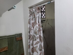 Chuveiro, toalhas de banho, sabonete, papel higiênico