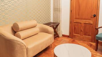 Chambre Présidentielle | Coin séjour | TV connectée de 50 pouces avec chaßnes numériques