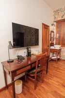 Habitación Confort con 2 camas individuales | Caja fuerte, escritorio, espacio para trabajar con un portátil