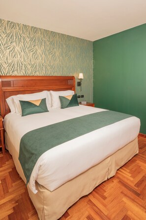 Rom – deluxe | Safe på rommet, skrivebord og skrivebord for bærbar PC