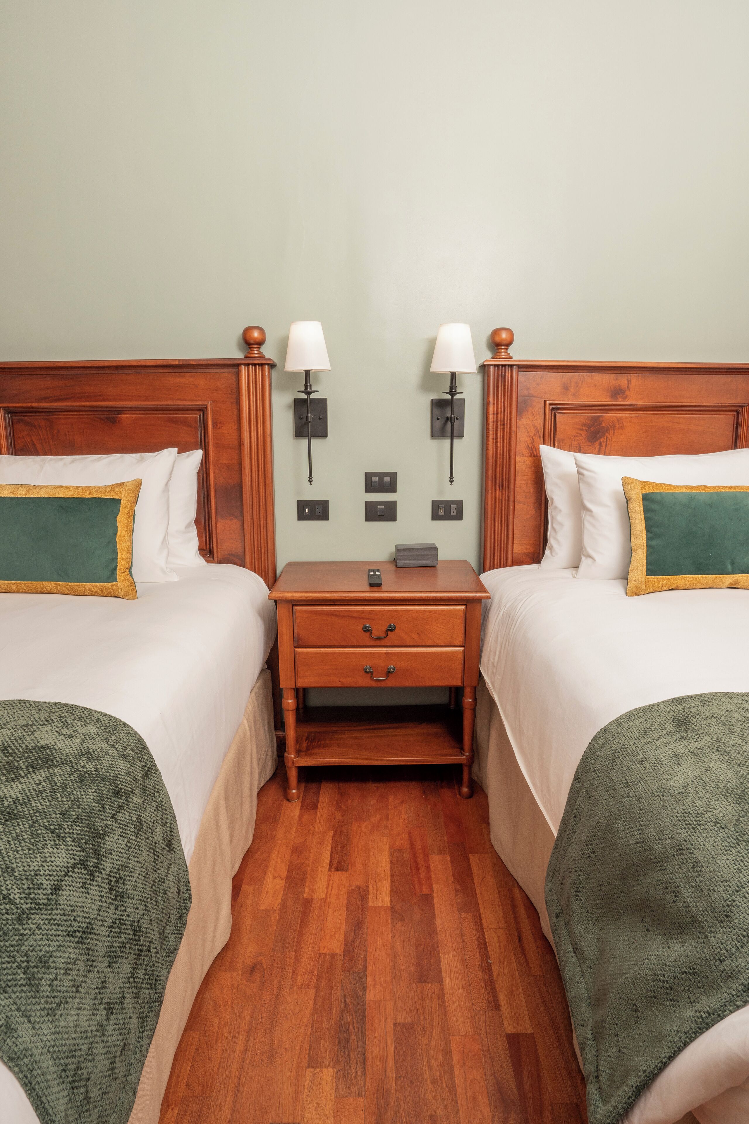 Phòng 2 giường đơn tiện nghi đơn giản | Két bảo mật tại phòng, trang trí khác biệt 