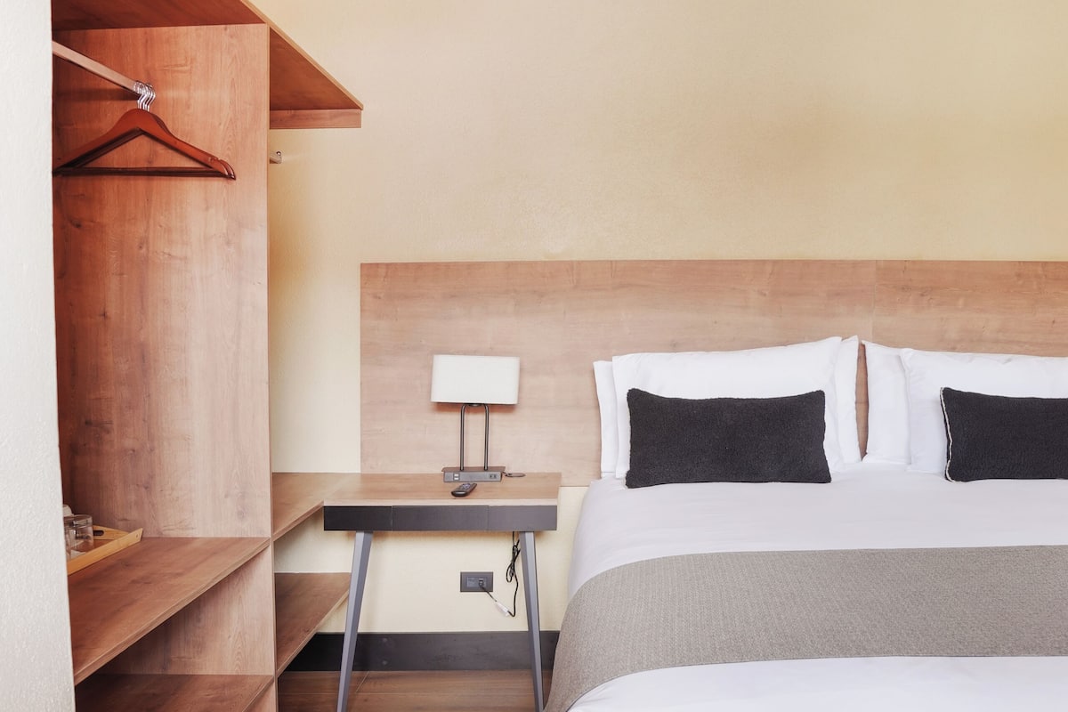 Comfort Single Room | In-room safe, desk, laptop workspace, blackout drapes