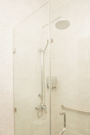 Habitación Deluxe doble | Baño | Secador de pelo, bidé, jabón y champú