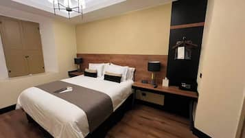Junior Studio Suite | Premium bedding, down comforters, pillowtop beds, in-room safe