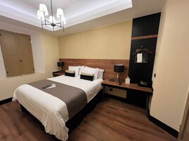 Junior Studio Suite | Premium bedding, down comforters, pillowtop beds, in-room safe