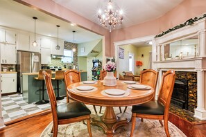 Dining - Monthly Stays! - Arcade - Spacious Home Near Starland, River St & DT (Savannah)