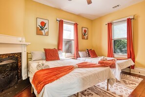 3 bedrooms, desk, iron/ironing board, travel cot - Monthly Stays! - Arcade - Spacious Home Near Starland, River St & DT (Savannah)