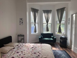 2 bedrooms, iron/ironing board, WiFi