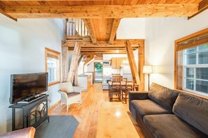 Smart TV, fireplace - Beach Front w/ 2 Private Decks! With Ocean Views! Ocean Oasis (Ucluelet)