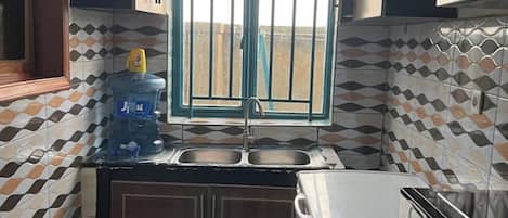 Refrigerador, microondas, horno y tetera eléctrica
