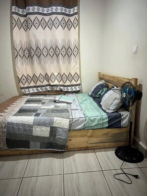 2 slaapkamers, een kluis op de kamer, een strijkplank/strijkijzer, wifi