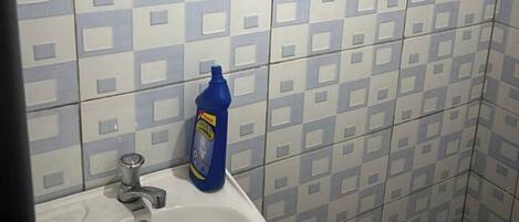 مناشف، صابون، ورق حمّام