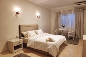 3 chambres, fer et planche à repasser, Wi-Fi, draps fournis