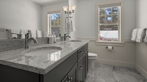 Dusj, håndklær, såpe og toalettpapir