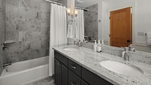 Douche, serviettes fournies, savon, papier toilette