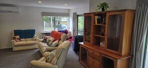 TV, fireplace - Hosts on the Coast Treetops (Whangamata)