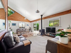 TV, fireplace - Ryma Cottage | Prevelly (Prevelly)