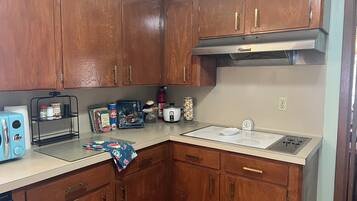 Een koelkast, een microgolfoven, een oven, een kookplaat