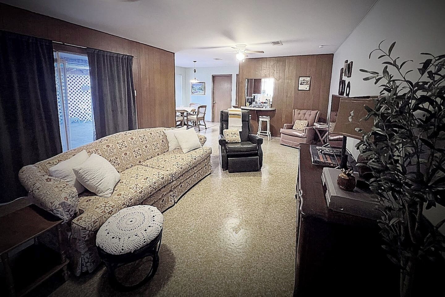 Smart TV, music library, video library, stereo