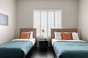 7 habitaciones, escritorio y tabla de planchar con plancha
