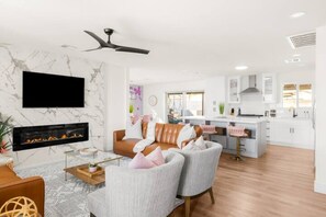 Smart TV, fireplace - Stylish Old Town Escape | Heated Pool + Firepit (Scottsdale)